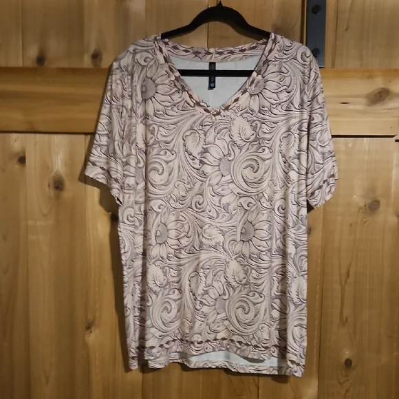 Chic V-Neck Floral Top - Cream and Purple - Picture 4 of 7